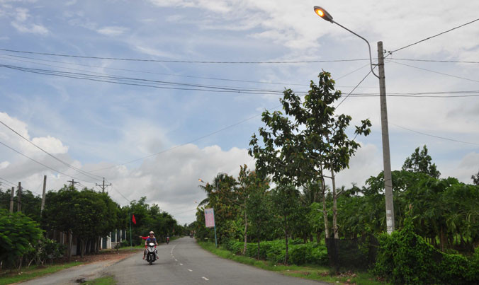 Đèn đường nông thôn đến 11h15 trưa 29/5 vẫn còn sáng rực. Ảnh: Hòa Bình.