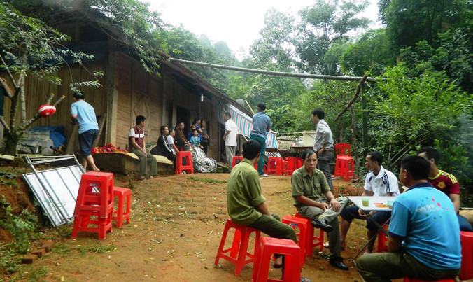 Gia đình chuẩn bị làm lễ an táng cho bà Vi Thị Thu Loan. Ảnh: Cường Nguyễn.