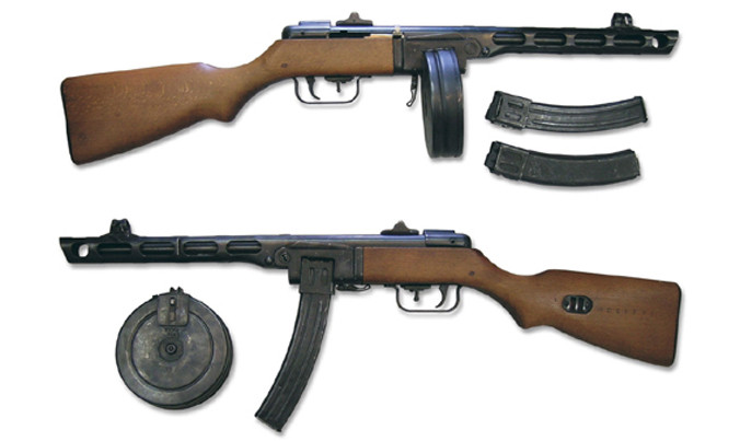 Tiểu liên PPSh-41 với hộp tiếp đạn hình trống và băng đạn cong. Ảnh: Wikimedia.