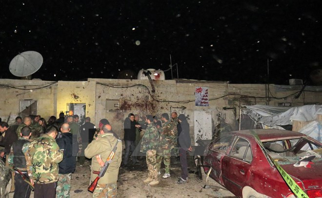 Binh sỹ Syria điều tra tại hiện trường vụ đánh bom ở Kafr Sousa. (Nguồn: AFP/TTXVN)