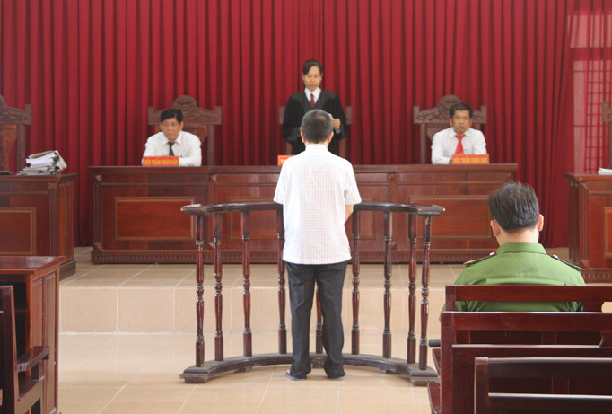 Bị cáo Chinh trước vành móng ngựa.