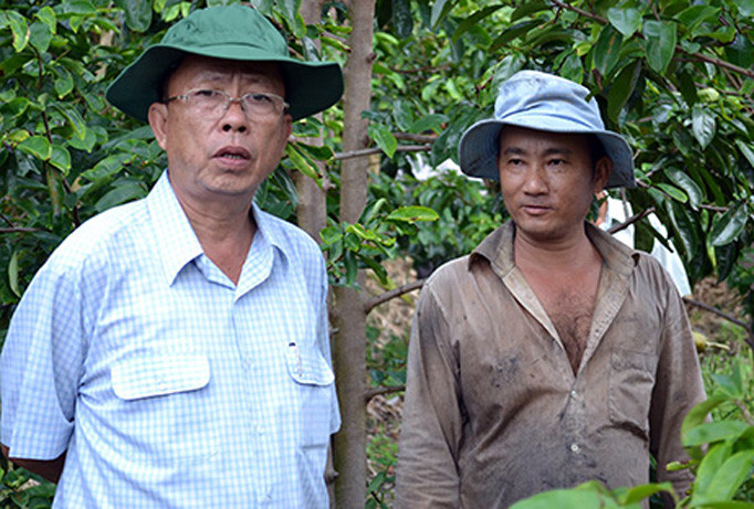 Ông Trần Công Chánh trong lần tiếp xúc với nông dân. Ảnh: Tường Vĩnh.