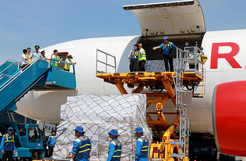 Máy bay chở 17 tấn hàng viện trợ đáp xuống sân bay Cam Ranh. Ảnh: Xuân Ngọc.