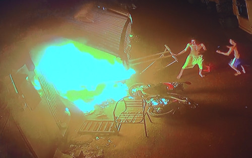 Người nhà cùng hàng xóm dập lửa nhưng bất thành. Ảnh: Camera khu phố.