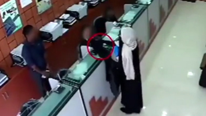 Góa phụ áo đen táo tợn cầm súng cướp ngân hàng