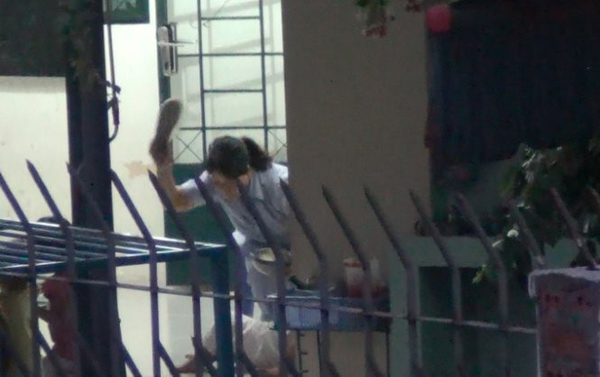 Bảo mẫu bạo hành trẻ nhiễm HIV trong bữa ăn. Ảnh trích từ clip