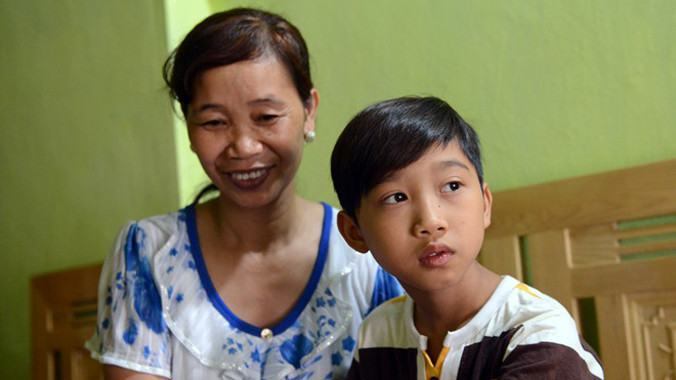 Đức Vĩnh ngượng nghịu khi nhà có đông khách đến chơi. Ảnh: Anh Tuấn/Zing.