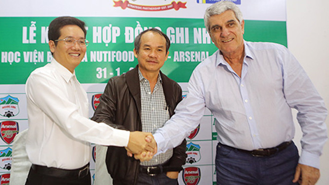 Bầu Đức (giữa) và các đối tác trong buổi lễ ký hợp đồng ghi nhớ để thành lập Học viện hồi đầu tháng 2 năm nay. Ảnh: Đông Huyền/ VnExpress