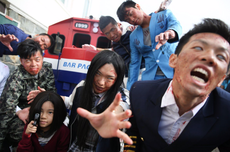 Dân mạng Malaysia lan truyền tin đồn virus corona biến người thành xác sống. (Ảnh: CNA)