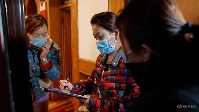 Một cán bộ ở tỉnh Giang Tây, Trung Quốc, đến tận nhà dân để điều tra hoạt động đi lại dịp Tết vừa qua. (Ảnh: Reuters)