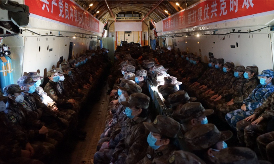 Các y bác sĩ quân đội Trung Quốc trên một chiếc máy bay vận tải quân sự lên đường làm nhiệm vụ cuối tuần qua. (Ảnh: Xinhua)