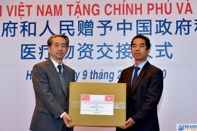 Thứ trưởng Tô Anh Dũng (trái) và Đại sứ Trung Quốc tại Việt Nam Hùng Ba tại lễ trao tặng. (Ảnh: baoquocte)