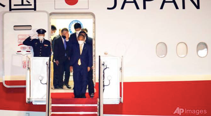 Thủ tướng Nhật Bản Suga Yoshihide đến sân bay quân sự Andrew ngày 15/4. (Ảnh: AP)