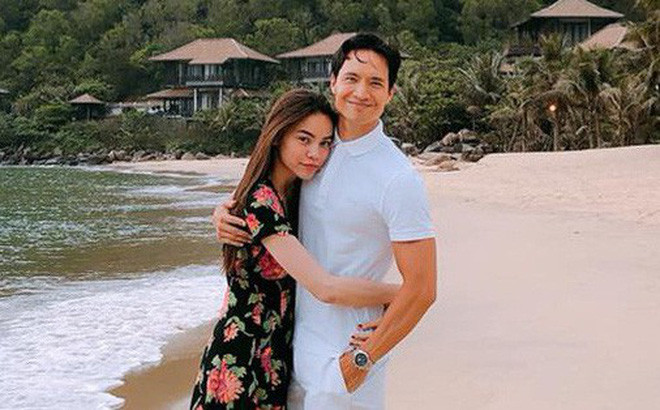 Lâu lắm rồi Hà Hồ chưa công khai ôm chặt, âu yếm ai như Kim Lý 