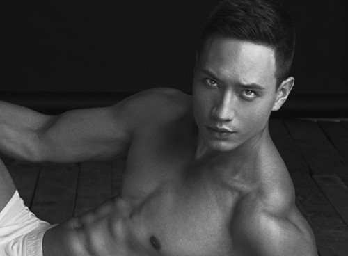 Fan nữ sẽ phải ghen tị với Hà Hồ khi ngắm body sáu múi của Kim Lý 