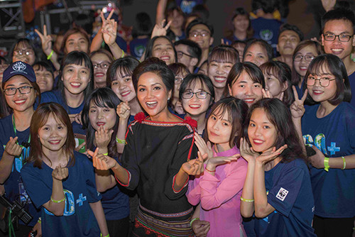 H’Hen Niê đẹp ấn tượng với váy dân tộc Ê đê kết hợp giày cao gót 