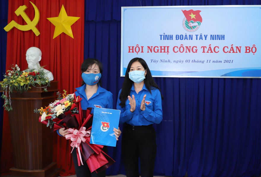 Chị Hoàng Thị Thanh Thúy trao quyết định và tặng hoa chúc mừng tân phó Bí thư Tỉnh đoàn Tây Ninh Trịnh Thị Như Trang.