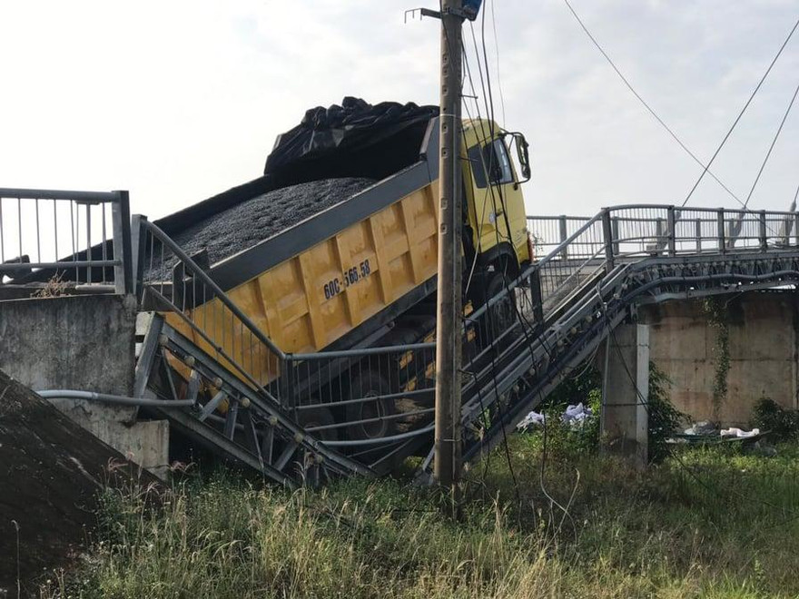 Xe chở 48 tấn bê tông nhựa làm sập cầu dây văng Bình Phong Thạnh chỉ cho phép tại trọng 5 tấn.