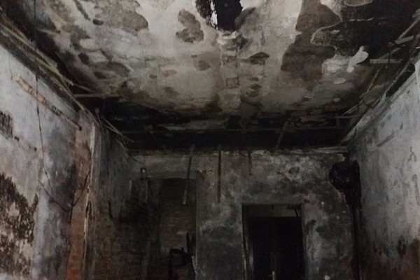 Ngôi nhà bị cháy rụi.