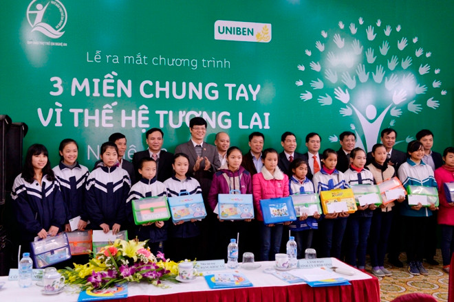 Trong không khí ấm cúng tại buổi lễ ra mắt chương trình, ông Vũ Tiến Dũng, TGĐ UNIBEN, thay mặt nhãn hàng “3 Miền” đã trao tặng 15 suất học bổng, trị giá 2 triệu đồng/suất và dụng cụ học tập cho các em học sinh vượt khó học giỏi.