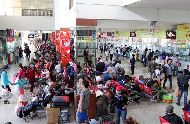  Ngày 5/2 (27 Tết), hàng chục nghìn người đổ về Bến xe miền Đông (quận Bình Thạnh, TP HCM) để về quê ăn Tết.