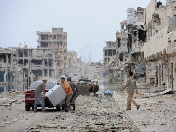 Khung cảnh tan hoang của thành thành phố Sirte. (Nguồn: AFP/TTXVN)