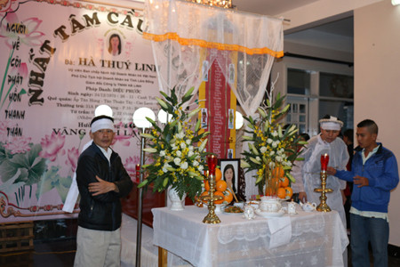 Thi thể bà Hà Linh được đưa về gia đình lo hậu sự. 