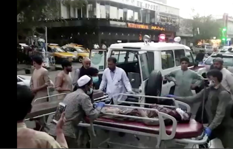 Một người bị thương trong đợt tấn công ở sân bay Kabul được đưa đến bệnh viện. (Ảnh: Reuters)