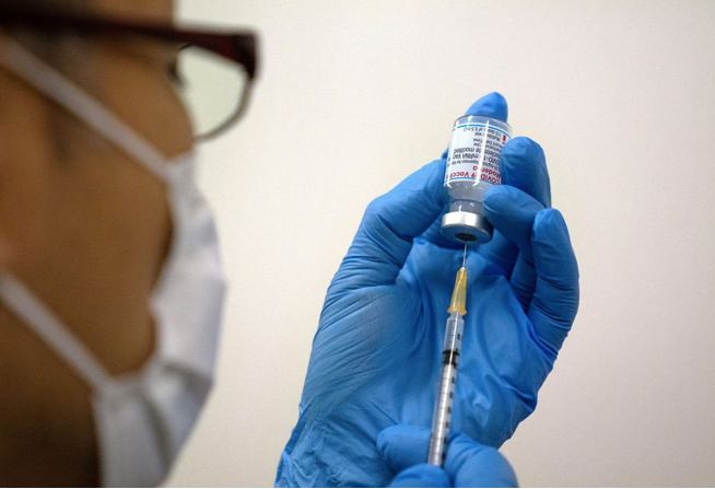 Y tá chuẩn bị mũi tiêm vắc-xin COVID-19 ở Tokyo ngày 24/5. (Ảnh: Reuters)