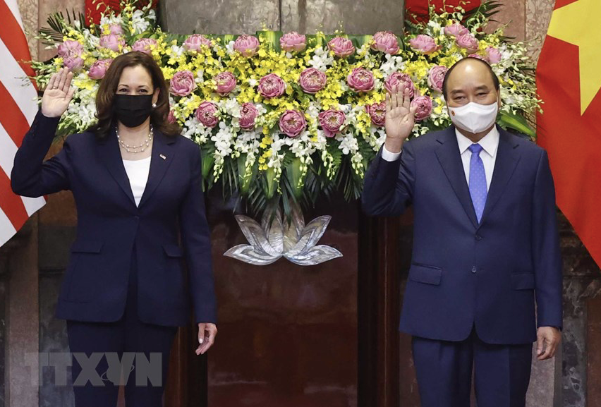 Chủ tịch nước Nguyễn Xuân Phúc tiếp Phó Tổng thống Mỹ Harris. (Ảnh: TTXVN)