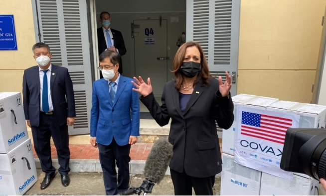 Phó Tổng thống Mỹ Kamala Harris trong buổi trao tặng vắc-xin sáng 26/8 tại Viện Vệ sinh Dịch tễ trung ương. (Ảnh: Twitter)