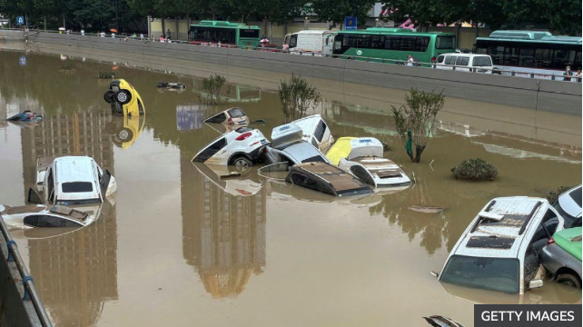 Xe cộ ngổn ngang trong trận lũ lụt nghiêm trọng ở TP Trịnh Châu hồi tháng 7. 