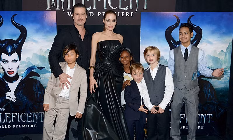 Brad Pitt và Angelina Jolie với các con (từ trái sang) Pax, Zahara, Knox, Shiloh và Maddox vào năm 2014.