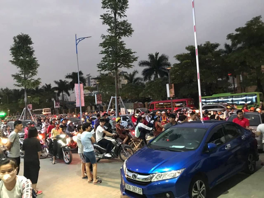 Cư dân đưa xe lên cổng hầm gửi xe, cản trở giao thông