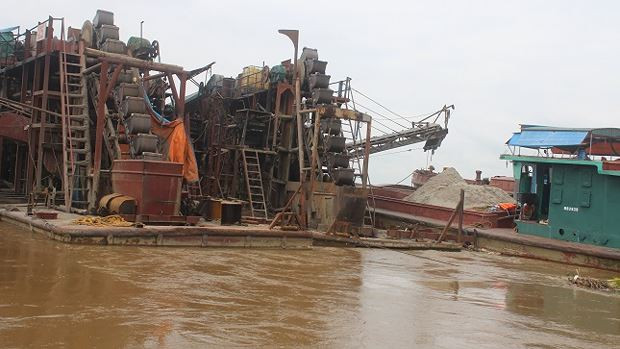 Tàu hút cát trái phép trên sông Hồng bị lực lượng chức năng bắt giữ