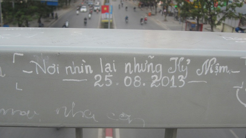 Giới trẻ Hà thành tỏ tình trên thành cầu vượt cho người đi bộ
