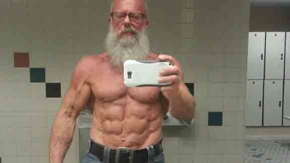 Ông lão 62 tuổi khoe cơ bắp '6 múi'