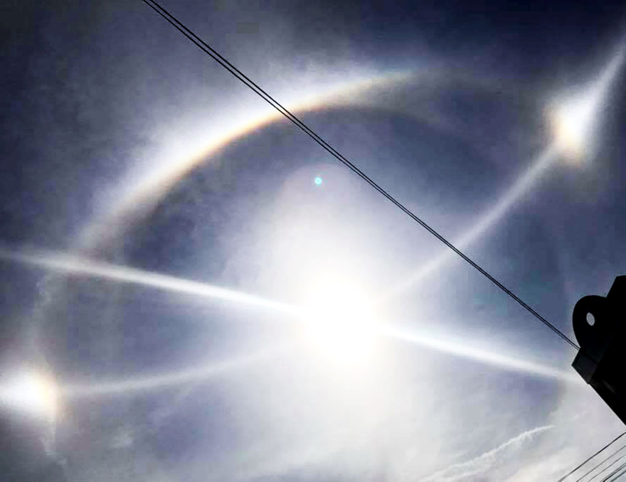 Mặt trời lạ mắt với 3 quầng sáng bao quanh.