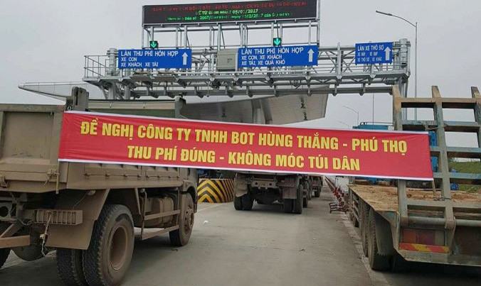 Sau hơn một tuần đi vài hoạt động, trạm thu phí BOT quốc lộ 32 đã phải dừng vì bị người dân phản đối.