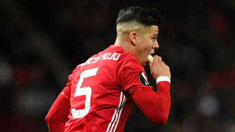 HLV Mourinho cho học trò ăn chuối ngay trên sân