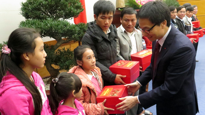 Phó Thủ tướng Vũ Đức Đam trao quà cho các gia đình ngư dân, chiến sĩ tham dự Chương trình Trái tim Biển đảo. Ảnh: C.K