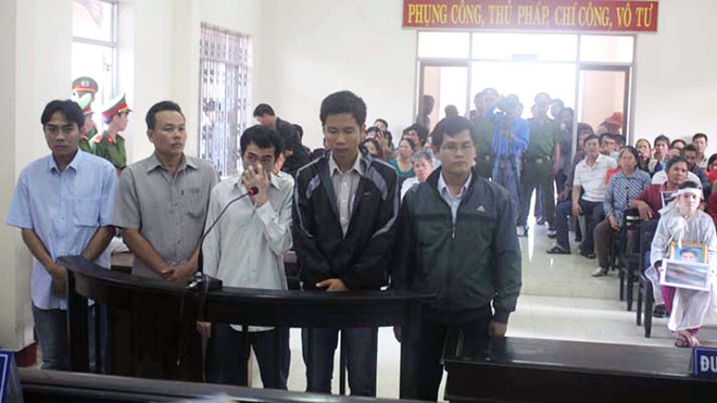 Bị cáo và gia đình bị hại tại toà sáng 10/3