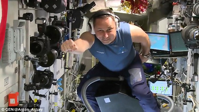 Phi hành gia cưỡi máy hút bụi bay trên vũ trụ