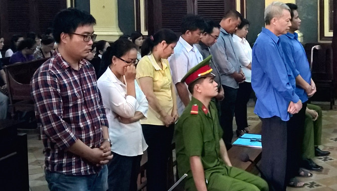 9 bị cáo tại phiên tòa chiều nay 16/12. Ảnh: Tân Châu.