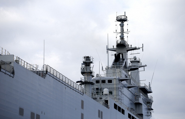 Tàu sân bay chở trực thăng Mistral. Ảnh: EPA.