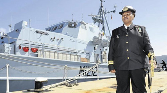 Zimasa Mabela bên con tàu bà chỉ huy. Ảnh: Thesouthafrican.