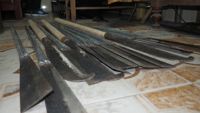 Số hung khí mà nhóm đối tượng mang đến để chuẩn bị cho cuộc hỗn chiến.