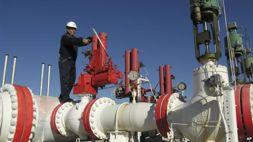 Công nhân Thổ Nhĩ Kỳ vận hành đường ống khí đốt ở ngoại ô thủ đô Ankara. Ảnh: AP.