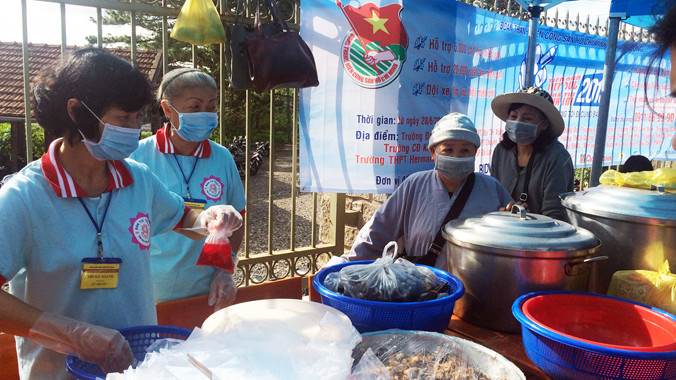 Các tăng ni, Phật tử đang chuẩn bị các suất ăn.