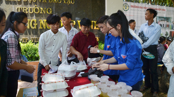 Công tác chuẩn bị 1000 suất cơm.